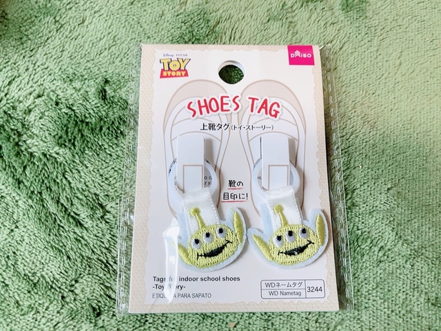 【ダイソー 上靴タグ（トイ・ストーリー）】上履きに名前を書き込むことなく、運動靴のかかとに取り付けるだけで目印になっちゃう