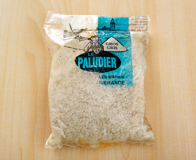ゲランドの塩（LE PALUDIER）／フランス・ノルマンディー地方名産の海塩。古代からの伝統的な製法で作られる。法律で洗浄せずに出荷することが定められており、ミネラルが豊富。