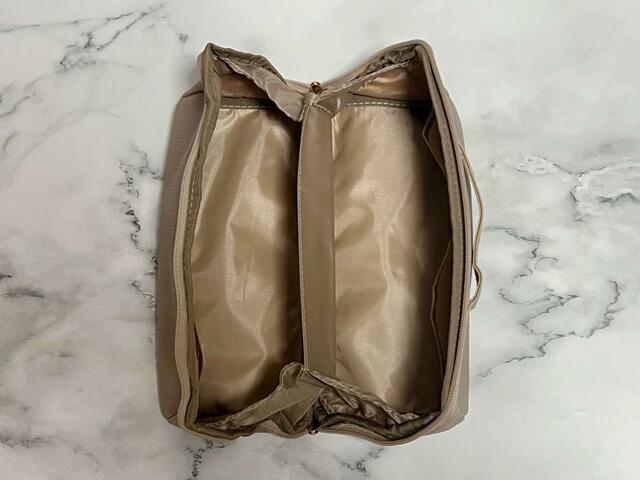 【オトナミューズ 4月号 付録：小田切ヒロさん監修「レザー調コスメポーチ」】中に仕切りがある仕様です