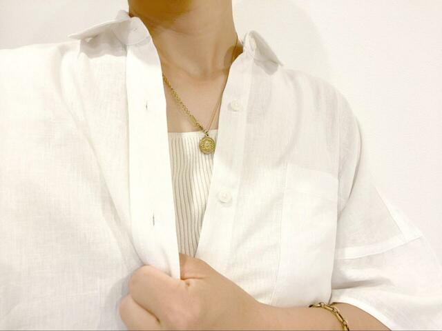 【coca サマーシャツ】透け感のある生地なので、中にはシンプルなキャミやタンクなどを着用しましょう