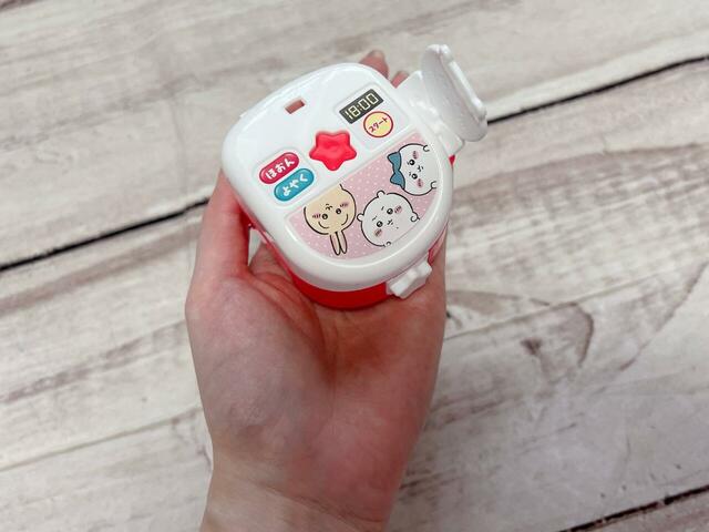 炊飯器のサイズは（約）幅5.5cm×奥行き7.5cm×高さ4.5cm。手のひらに乗るサイズ感です