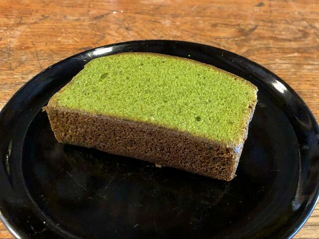 【ファミリーマート　濃い抹茶のパウンドケーキ】抹茶の緑色と焦茶の焼き目が美しいです