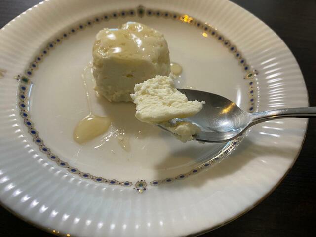 【コストコ カッテージチーズ】スプーンですくうとアイスのような見た目です