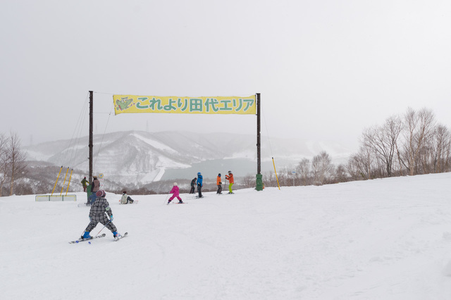田代エリアのシンボル田代湖。晴れていればこちらも絶景｜かぐらスキー場