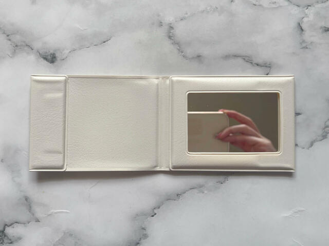 開くと鏡が現れます