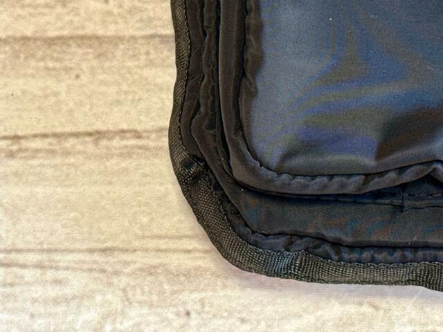 素材はポリエステル。上品な光沢感がある生地です