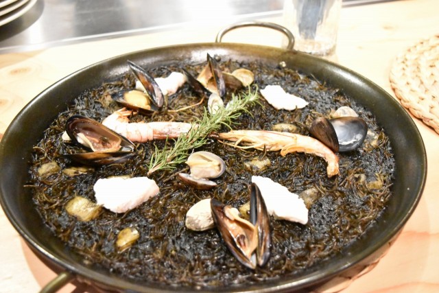 イカスミのパスタパエリア