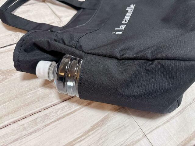 メイン収納にたくさん荷物を入れるときは、外側のボトルホルダーにペットボトルを収納!