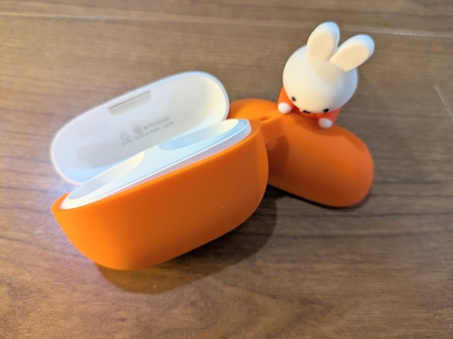 【studio CLIP　ミッフィーワイヤレスイヤホン】上部のカバーは固定されていないので、気になる方は強力瞬間接着剤でくっつけても良さそうです