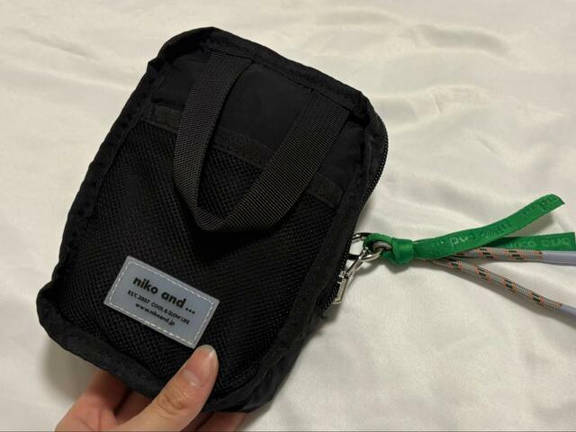 【niko and ... オリジナルライトパッカブルマルチショルダーバッグ】コンパクトに持ち運べるパッカブル仕様！ポケット付きのポーチのような見た目で、サイズは約15×15cmです