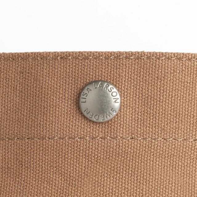 【リサ・ラーソン「スッシーの刺繍ミニトート」】スナップボタンにはさりげなく“LISA LARSON”のロゴ入り♪