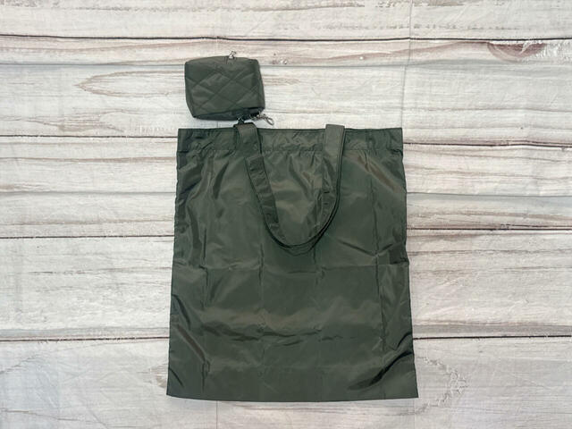 たたみ方。まず持ち手を折りたたみます