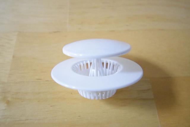 【ダイソー】モ水流れの良い ゴミを見せない 目隠し洗面ゴミガード／100円