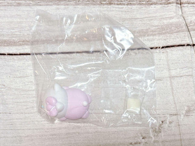 フィギュアとソーダ味のガムが入っています