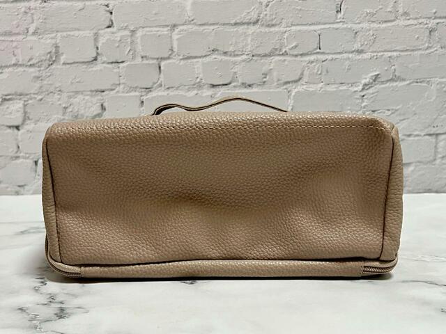 【オトナミューズ 4月号 付録:小田切ヒロさん監修「レザー調コスメポーチ」】背面はシンプル!