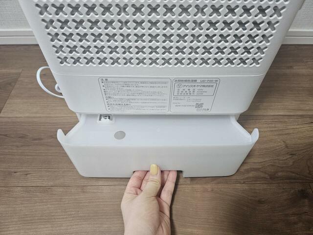 【アイリスオーヤマ　衣類乾燥除湿機】水タンクにも取手がついているので、簡単に出し入れできます！