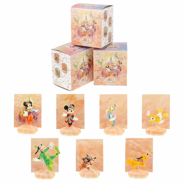 ミニチュアフィギュアコレクション 1,500円｜サイズ：（1箱あたり）縦約7×横約8×高さ約9cm ※この箱の中には全7種のうちどれか1種が入っています。｜東京ディズニーリゾート40周年“ドリームゴーラウンド”スペシャルグッズ｜発売日：2023年4月10日（月）｜販売店舗：東京ディズニーランド「グランドエンポーリアム」、東京ディズニーシー「エンポーリオ」
