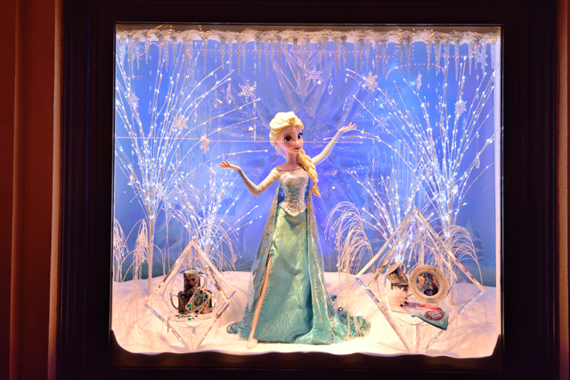 「グランドエンポーリアム」のショーウィンドウ、エルサ ©Disney