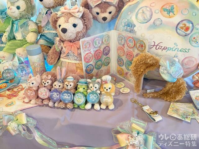 ダッフィー＆フレンズ20周年：カラフルハピネスのグッズ