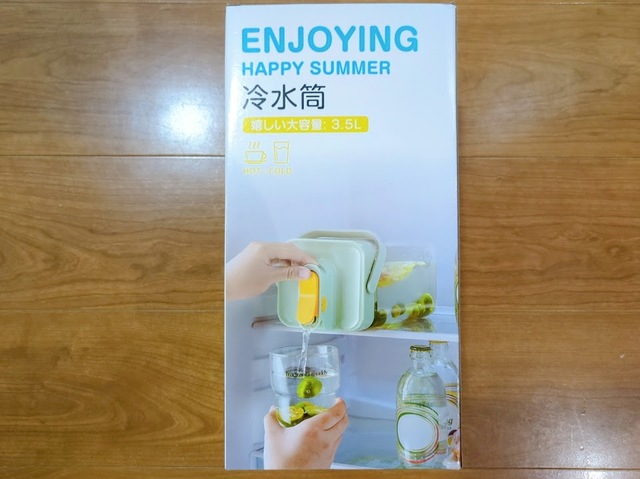 【KOKOBI 麦茶ポット】   カラーはグリーンとオフホワイト（本体はオレンジがかった色）の2色あります。今回はグリーンを購入