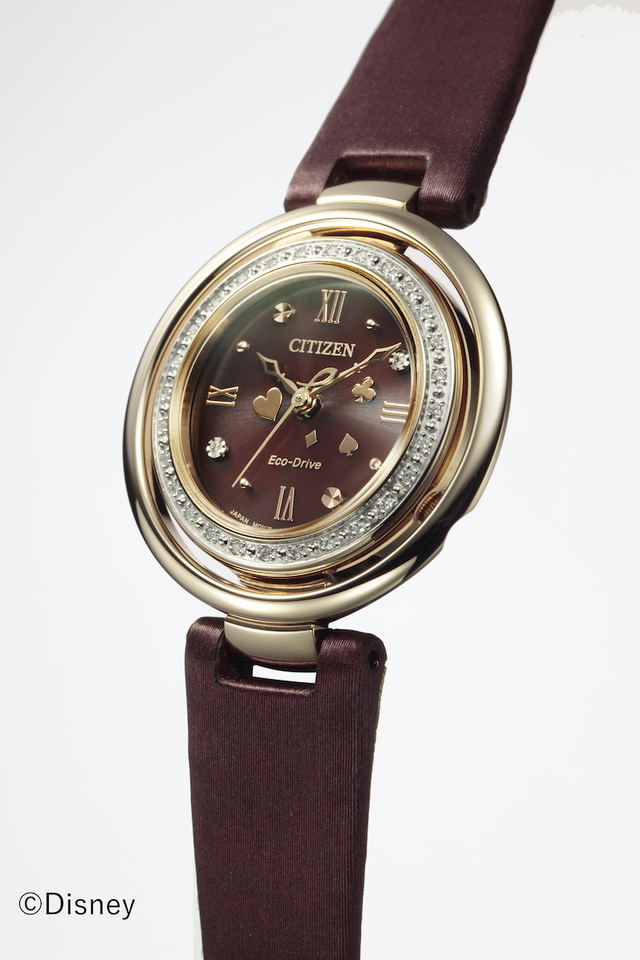 CITIZEN L『ふしぎの国のアリス』EM0903-00W,99,000円（税込）,ケース径30.5mm厚さ7.3mm（設計値）