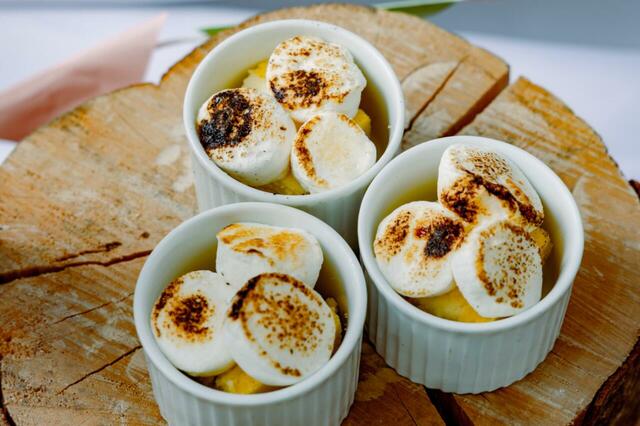 「焼きマシュマロ」＜期間：2026年2026年3月2日～5月31日＞【“お花見×アウトドア料理”をインドアで楽しむグランピングブッフェ開催！映画「ウィキッド 永遠の約束」コラボメニューも登場！】