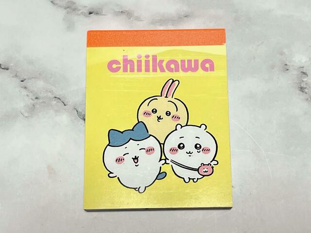 イエロー基調のデザインは、涙を浮かべるちいかわの手を引くハチワレの姿が尊いデザインです