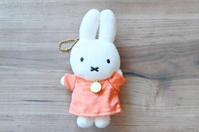 【誕生70周年記念 ミッフィー展／オリジナルマスコット レッド ￥2,860】レッド、ブルー、イエローの3色。片手をあげているミッフィーのデザインです