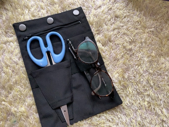 【ワークマン レディースガーデニングサロペット】ガーデニング用のハサミを収納できるスリットやペン差し、ファスナー付きの小物ポケットも備えられています◎