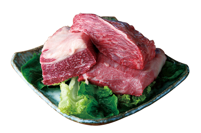 焼肉の井筒屋／肉はこのような大きな塊で仕入れてくる。写真はカイノミ、ソトバラなど