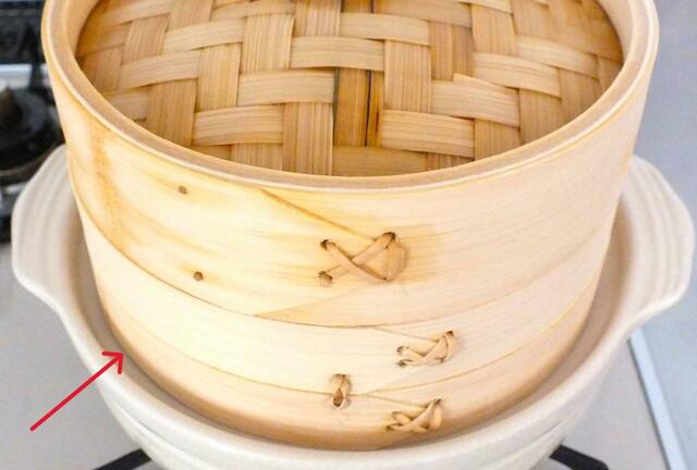 【カルディ　冷凍 パンダ肉まん】鍋と蒸籠の間に隙間がないように置くのがポイント