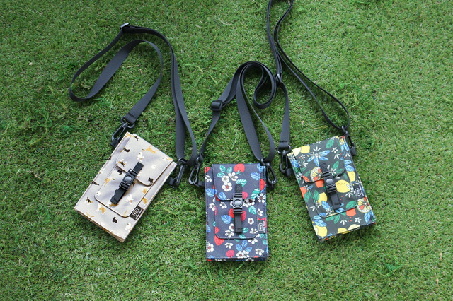 ウォーターリペレントフォンポーチ - 税抜2,300円(税込2,530円)【KiU×Bleu Bleuetコラボ】