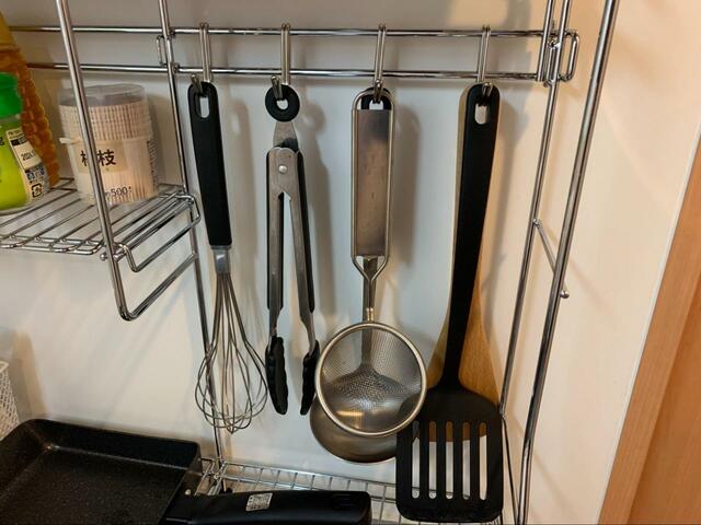 【ニトリ　コンロ横ラック】よく使う調理用具は吊るして収納できます。
