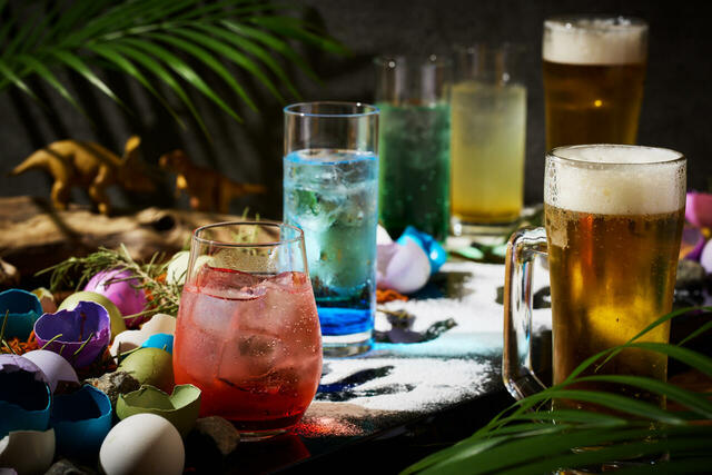「アレンジ100種以上、アルコールもノンアルコールも充実のドリンク」<期間:2026年6月19日~9月27日>【【予約受付中】時間制限なしの食べ放題&飲み放題!「恐竜ビアガーデン ~ジュラシックナイト~」が、2026年6月19日に海老名にオープン!】