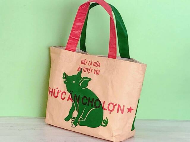 【カルディコーヒーファーム】「ベトナムバッグ」（ブタ柄）価格：1,500円（税込）