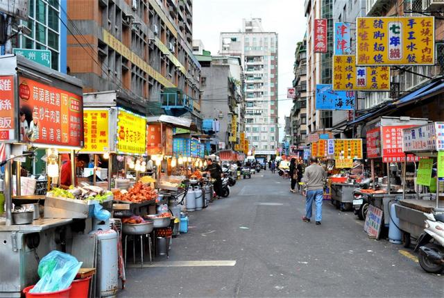 夕方、開店準備を始める梧州街と廣州街の交差点付近の屋台群。肉や海鮮の炒めものをつまみながらビールが飲める