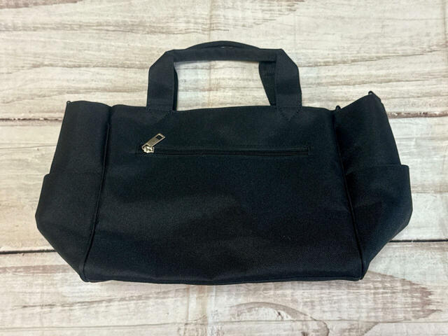 バックは装飾がないシンプルなデザインですが、ポケットが1つついています