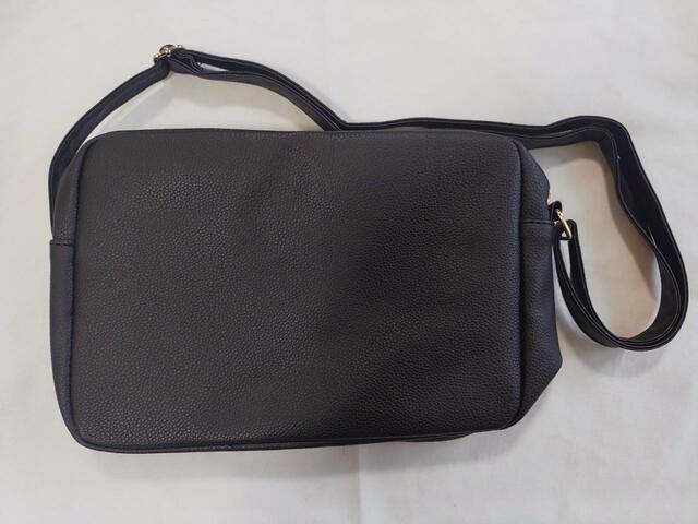 裏面は、シンプルな無地