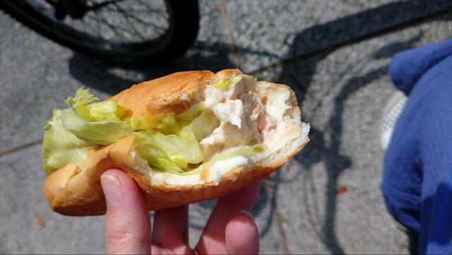 【カフェ・ド・クリエ モーニング カスクート ツナ】パンくずが落ちないのが嬉しい