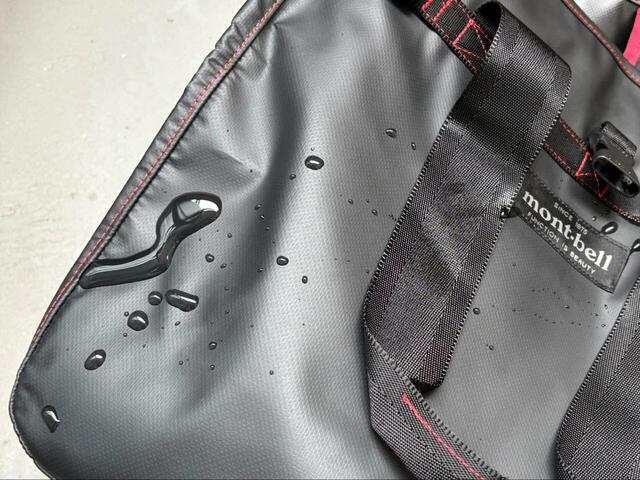 【モンベル　タフトートM】強度と耐水性に優れた生地。しっかり水を弾きます