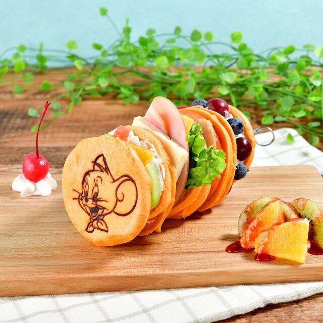 「ちょっとひとやすみ☆ジェリー ピクニック気分で贅沢サンドイッチ♪」<1,738円(税込)>【「TOM and JERRY DINER」に“フルーツパーラー”がテーマの期間限定メニューが登場】