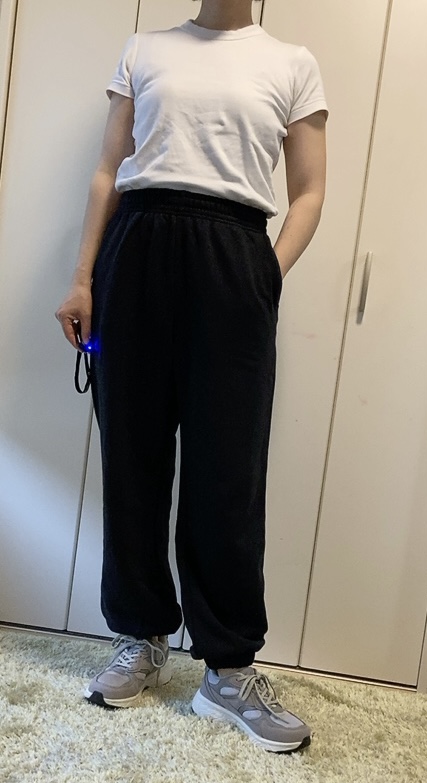 【ユニクロ スウェットパンツ（丈標準65～67cm）】トップスを細身にしてもおしゃれに決まります