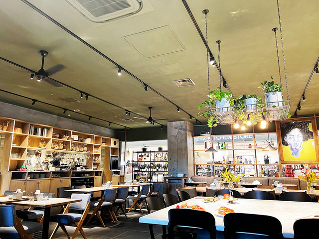 店内は広々として過ごしやすい