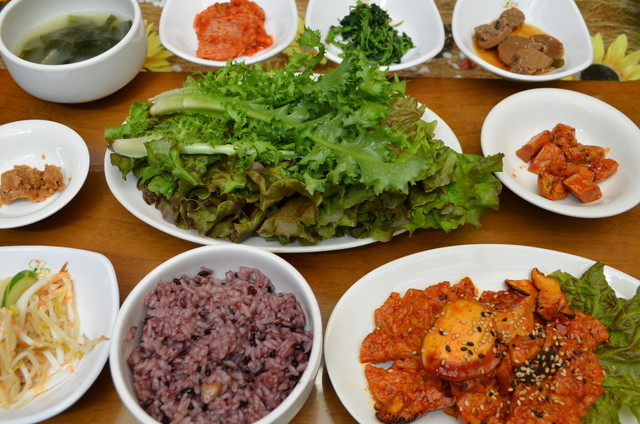 『オセゲヒャン』のチェシク（菜食）プルクイサムパッ10000ウォン。安いとは言えないが、野菜がたっぷり摂れるので満足度は高い