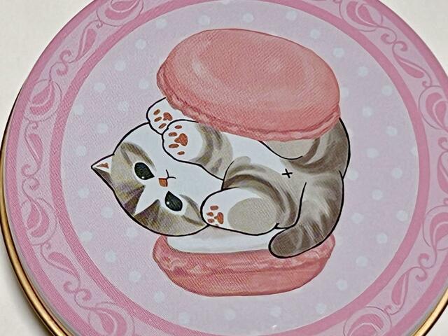 マカロンに挟まれてしまったにゃんこ、かわいすぎませんか…?!