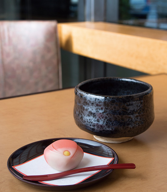 榮太樓總本鋪 喫茶室 雪月花 日本橋本店（日本橋）／抹茶セット（上生菓子付）　810円。4種類の草木をモチーフとした生菓子は、月ごとの限定品。春はよもぎ、秋は栗など、それぞれ上品な甘みに、日本ならではの恵みが加えられている。