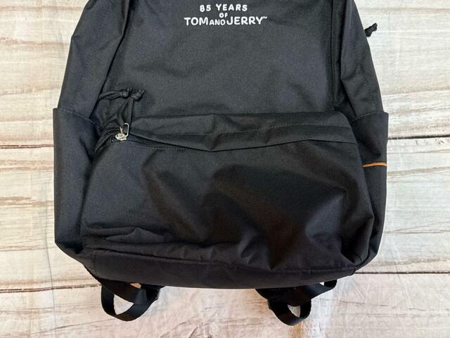 正面にファスナーポケットが1つついています