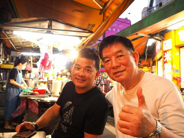 【台湾6泊7日食べ歩きの旅②台北編】旧友のヤンくんと父親。両親に会うために移住先のカナダから長期で台湾に戻ってきているが、しょっちゅう喧嘩して家を追い出されるという