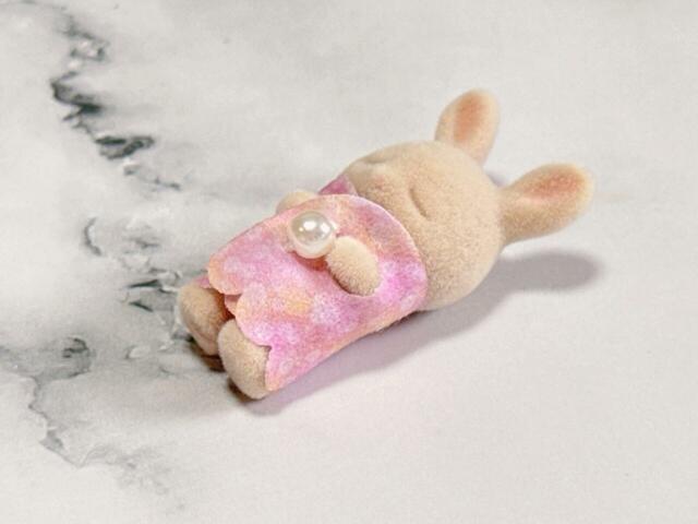 おくるみ風の洋服のボタンはパール！