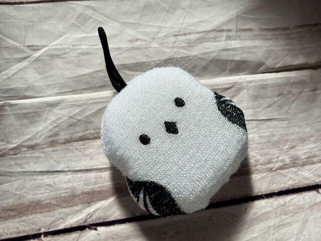 お顔や羽は刺繍で描かれています♪